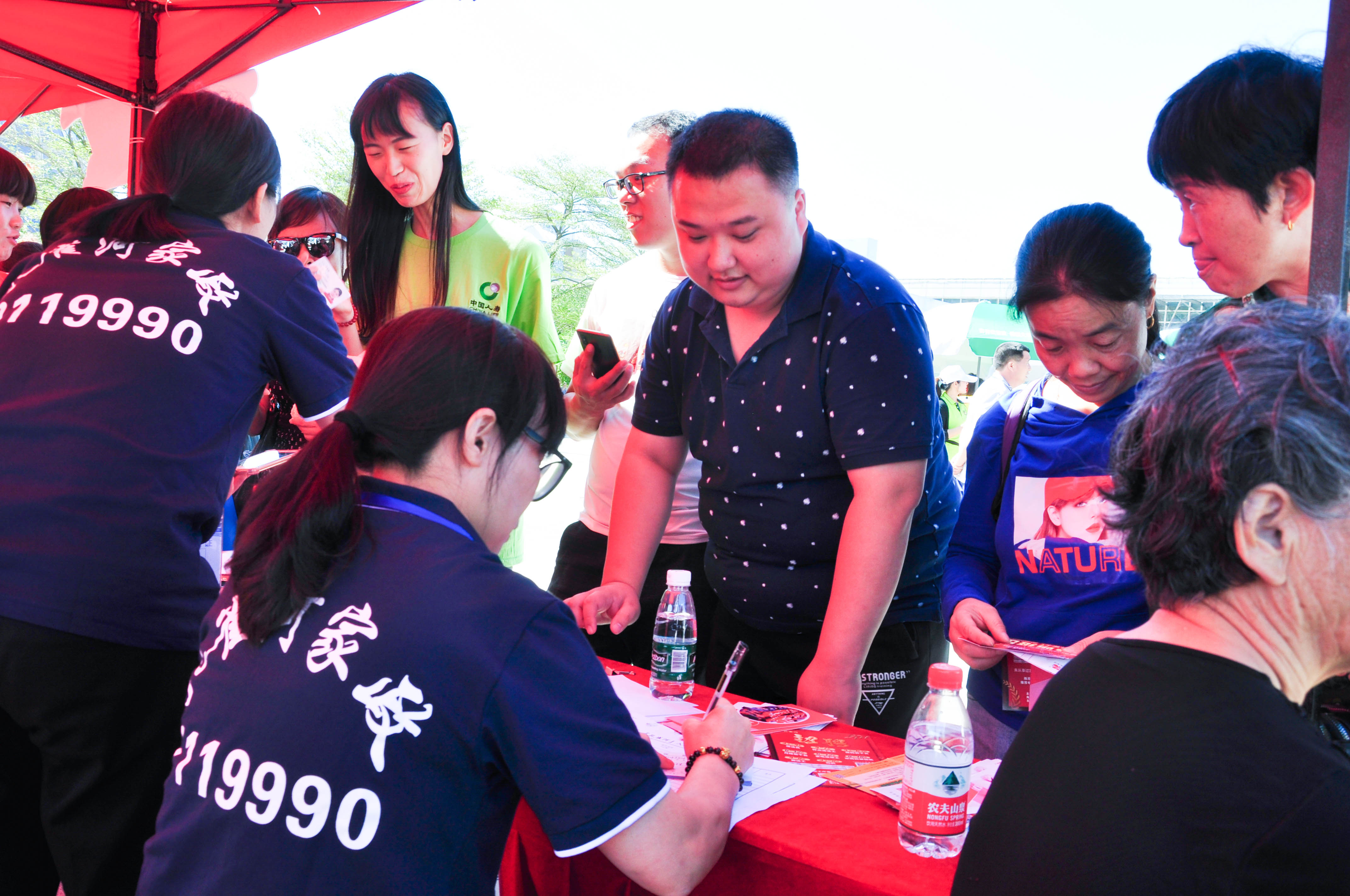 �g��Ц�Z(y��)��һ����ʮ�˰���ˇ�R�ψ�(ch��ng)������ȸ�������B�T�е����ü�����(ji��)